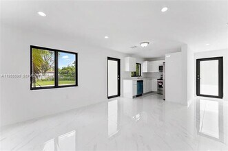 11935 SW 217th St in Goulds, FL - Foto de edificio - Building Photo