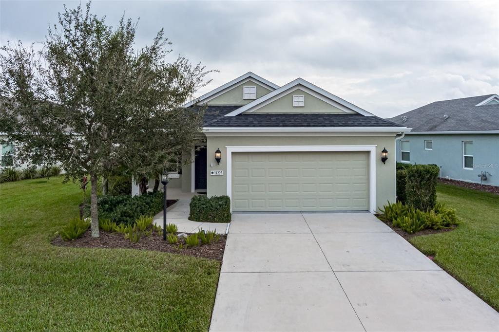 11223 Woodlake Way in Parrish, FL - Foto de edificio