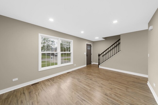 990 Whitehall Way in Crystal Lake, IL - Building Photo - Building Photo