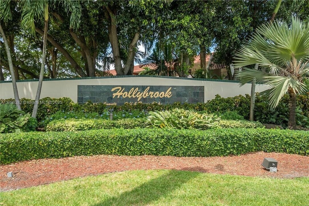 8980 S Hollybrook Blvd in Pembroke Pines, FL - Building Photo