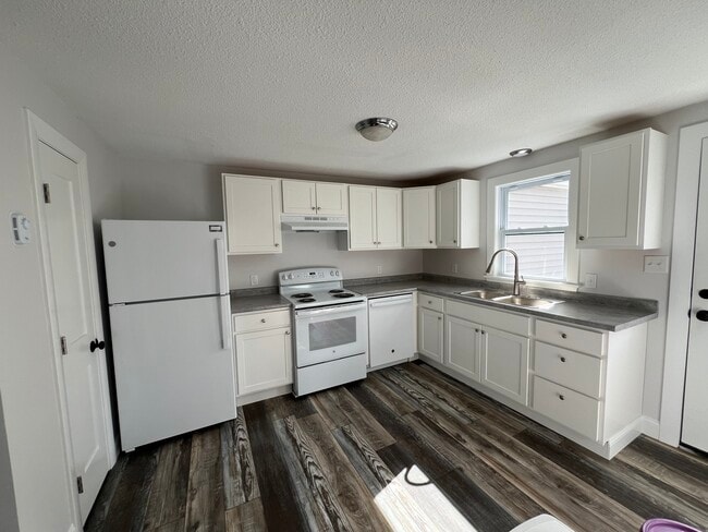 97 Bates St in Yarmouth, ME - Foto de edificio - Building Photo