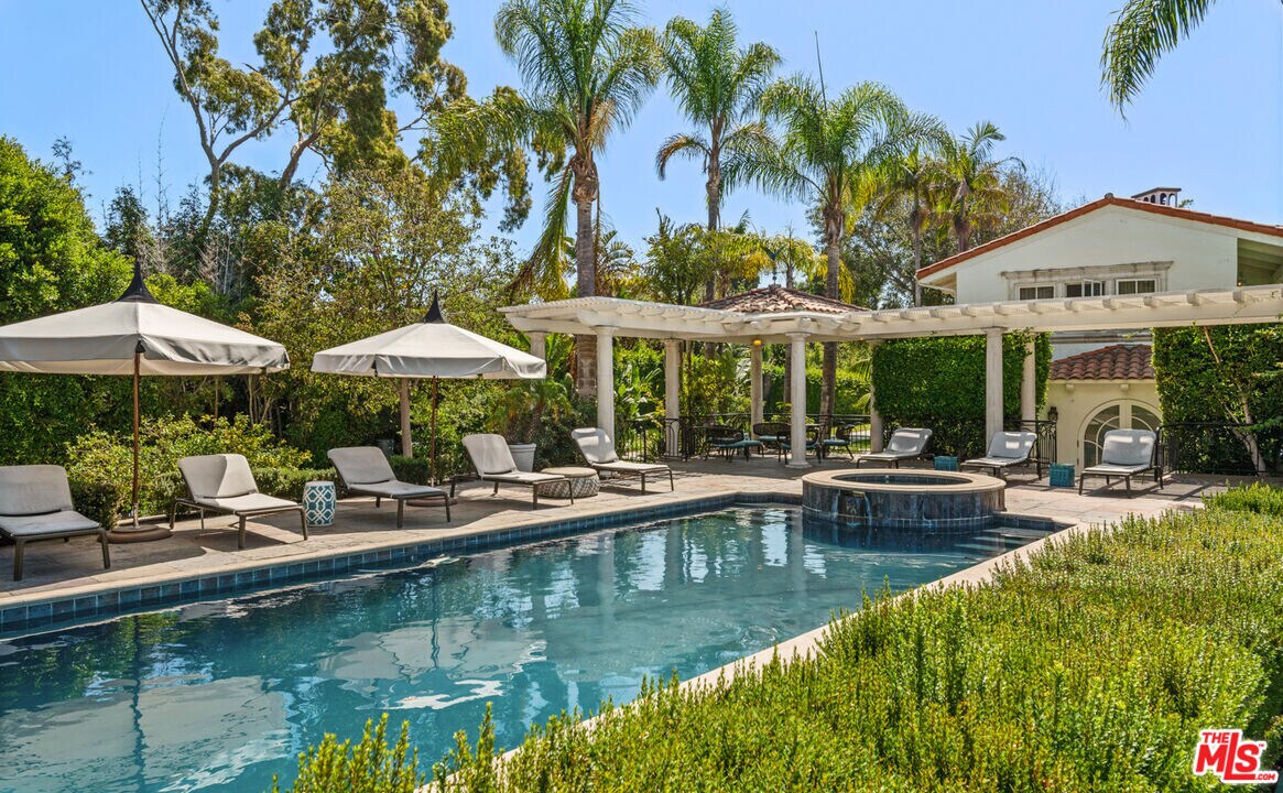 28899 Cliffside Dr in Malibu, CA - Building Photo