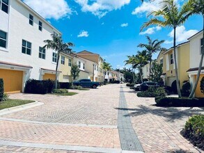 1527 NW 48th Ln in Boca Raton, FL - Building Photo - Building Photo