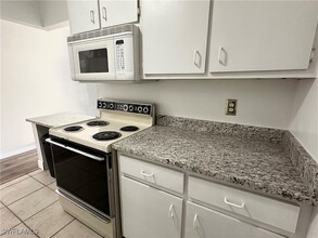 2828 Jackson St, Unit D8 in Ft. Myers, FL - Building Photo - Building Photo