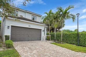 455 NW 33rd Ln in Pompano Beach, FL - Foto de edificio - Building Photo