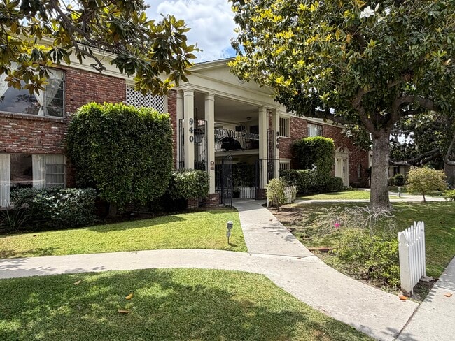 940 W Duarte Rd