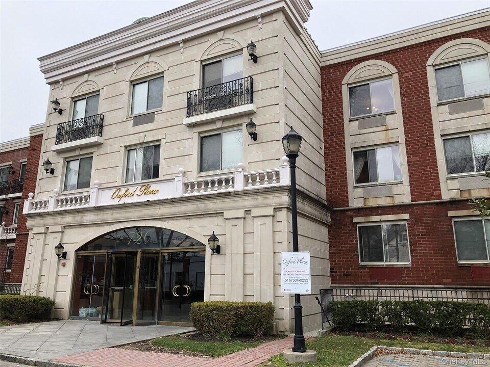 720 Middle Neck Rd in Great Neck, NY - Building Photo