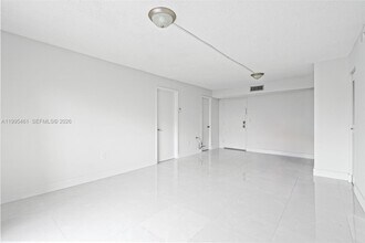 4801 NW 7th St in Miami, FL - Foto de edificio - Building Photo