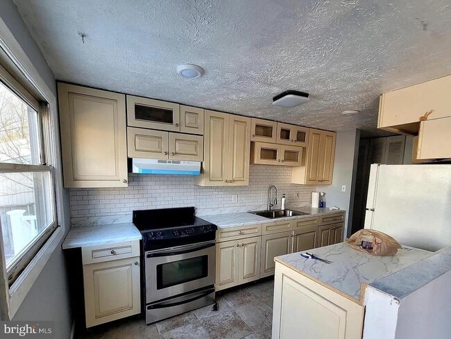 2208 Cocquina Dr in Reston, VA - Foto de edificio - Building Photo