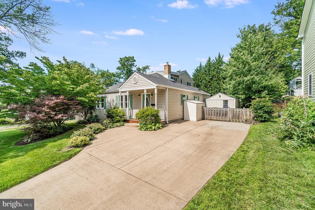 2962 Strathmeade St in Falls Church, VA - Building Photo