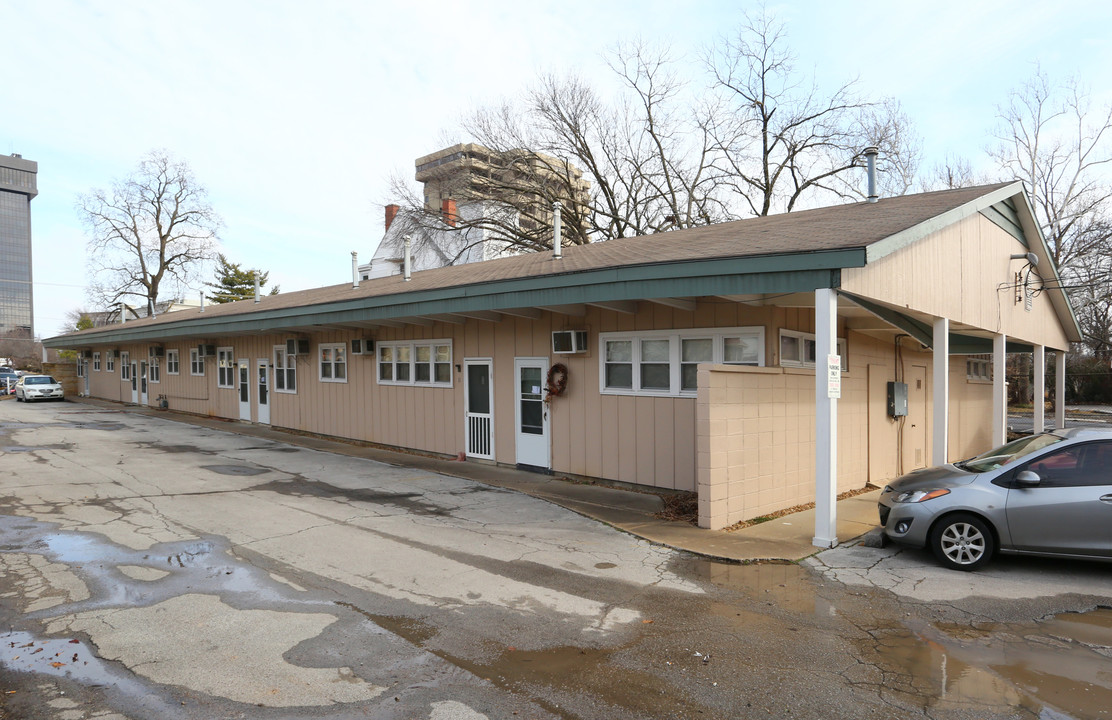 830 E Walnut St in Springfield, MO - Building Photo