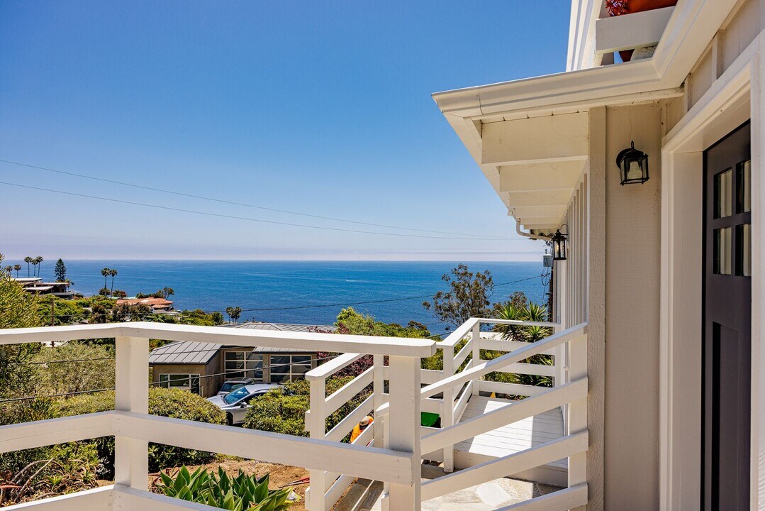 2260 Crestview Dr in Laguna Beach, CA - Building Photo