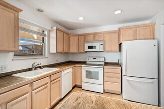 1200 S Monaco Street Pky in Denver, CO - Foto de edificio - Building Photo