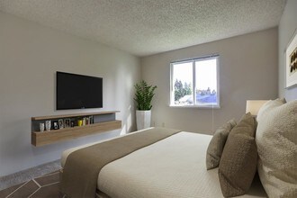 7238 SW Garden Home Rd in Portland, OR - Building Photo - Building Photo