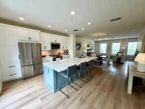 4428 Ellipse Dr in Jacksonville, FL - Foto de edificio - Building Photo