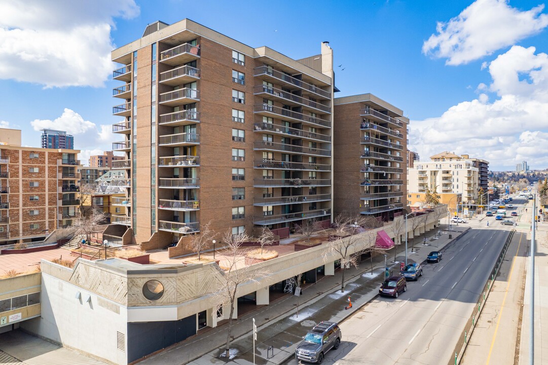 Edinburgh House in Calgary, AB - Building Photo