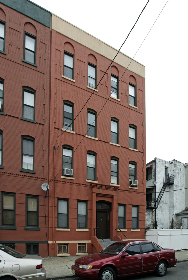 8 St Pauls Ave in Jersey City, NJ - Building Photo - Building Photo