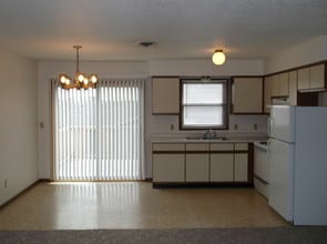 811 Farmer Ave, Unit 1/2 in Tomah, WI - Building Photo - Building Photo
