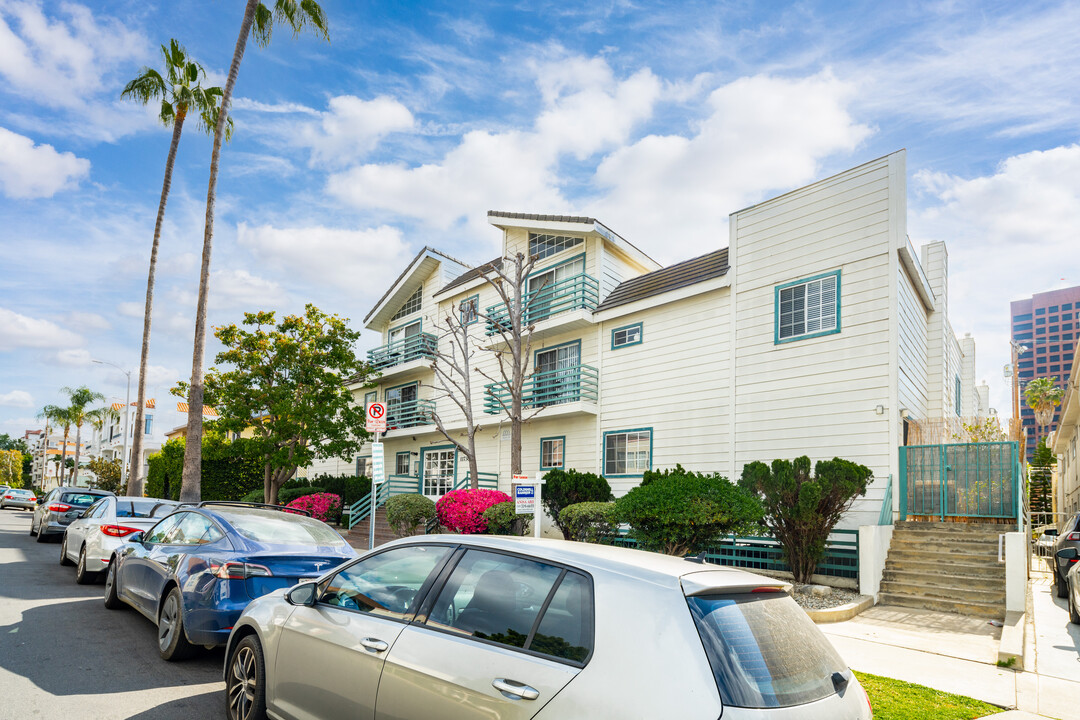 11742 Mayfield Ave in Los Angeles, CA - Foto de edificio