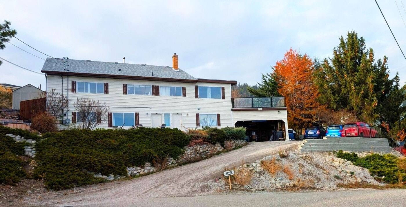 6224 Bonnie Ln in Peachland, BC - Building Photo