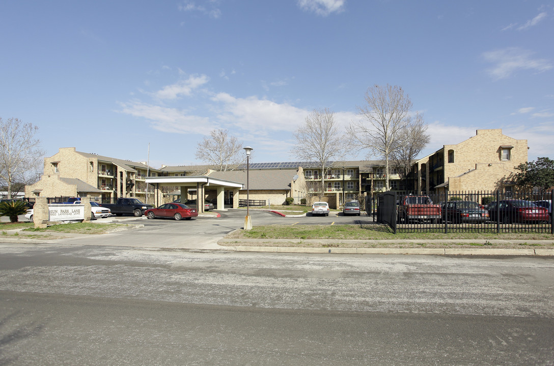 Sun Park Lane in San Antonio, TX - Building Photo