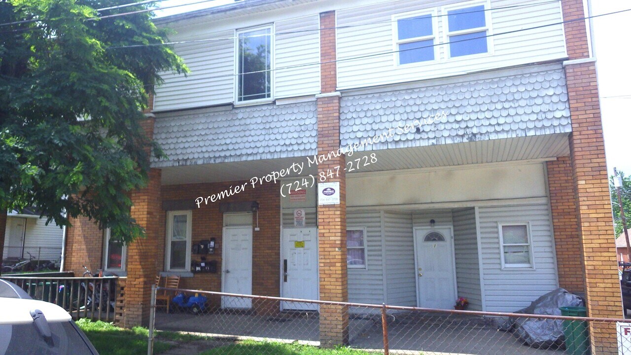 699 Olive Ln in Ambridge, PA - Building Photo