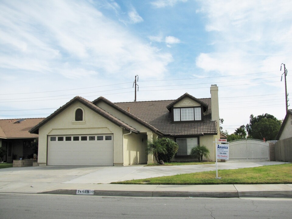 14458 Rio Bravo Rd in Moreno Valley, CA - Foto de edificio