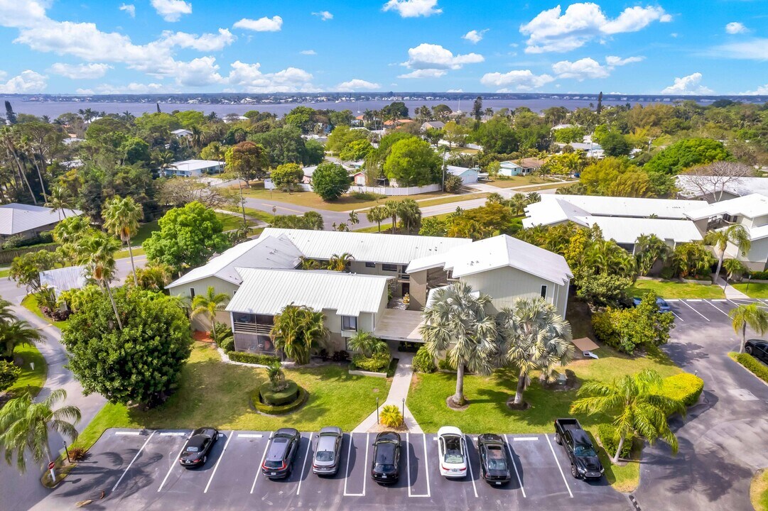 800 NW Fork Rd in Stuart, FL - Foto de edificio