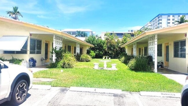 742 SE 19th Ave in Deerfield Beach, FL - Building Photo - Building Photo