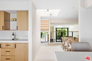 1549 Palisades Dr in Los Angeles, CA - Building Photo