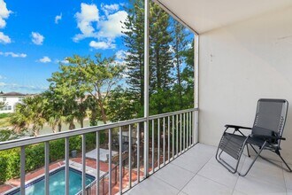 1101 Crystal Lake Dr in Pompano Beach, FL - Building Photo - Building Photo