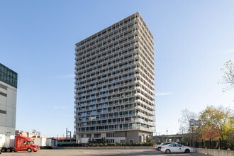 Longfield in Flushing, NY - Foto de edificio - Building Photo