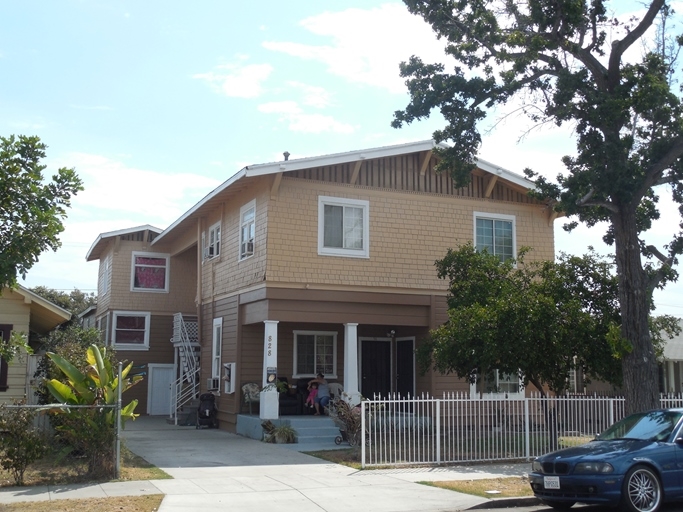 828 Hawthorne Pl in Pomona, CA - Foto de edificio