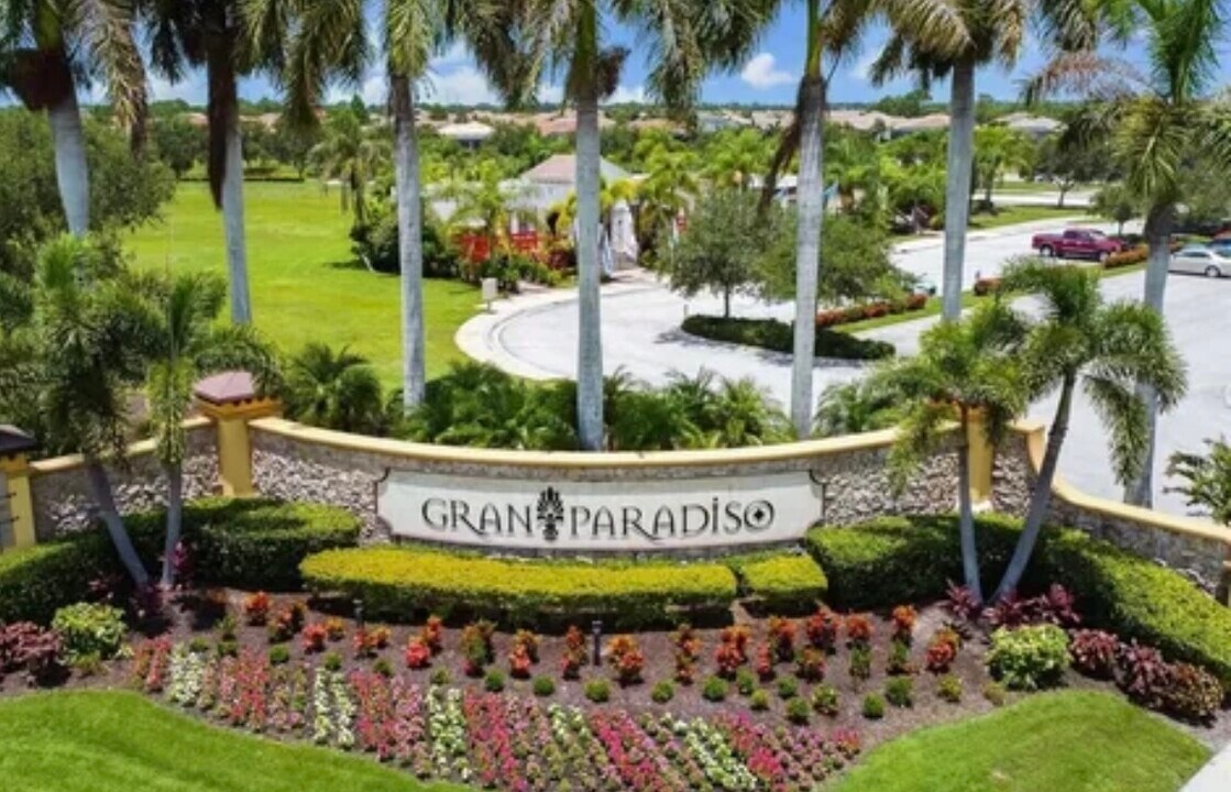 12230 Amica Loop in Venice, FL - Building Photo