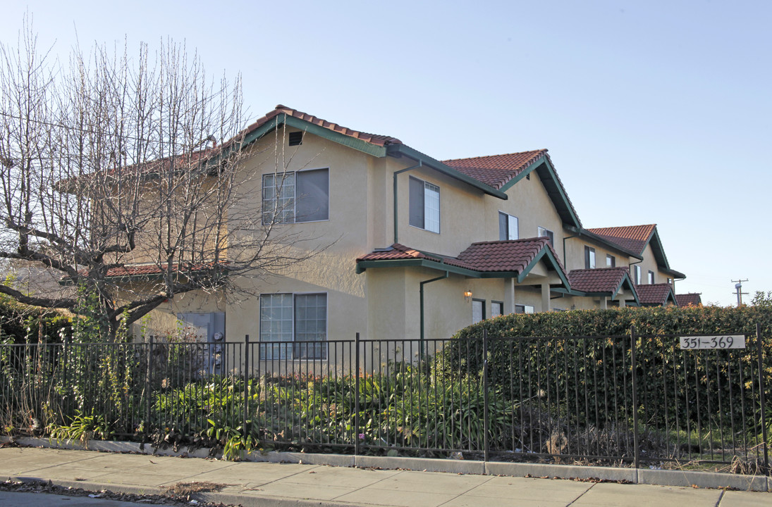 351-369 Bartlett Ave in Hayward, CA - Foto de edificio