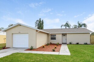 4906 Hi Vista Cir in Tampa, FL - Building Photo
