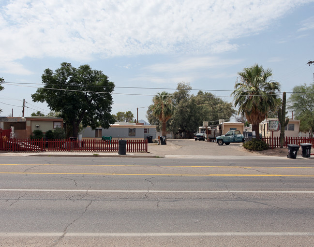 Royal Palms in Tucson, AZ - Building Photo - Building Photo