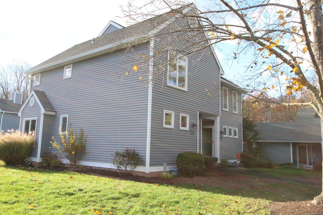 44 Rosemary Ln in Newington, CT - Building Photo