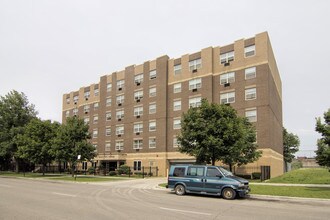 St. Edmund's Tower in Chicago, IL - Foto de edificio - Building Photo