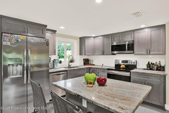 18321 Edgewood Dr in Spring Hill, FL - Building Photo - Building Photo