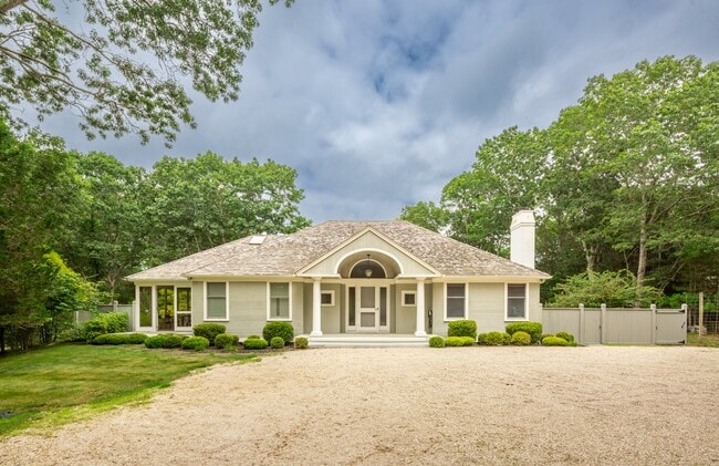 6 Clover Leaf Ln in East Hampton, NY - Building Photo - Building Photo