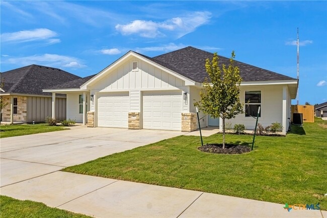 907 Smoke Tree Ln