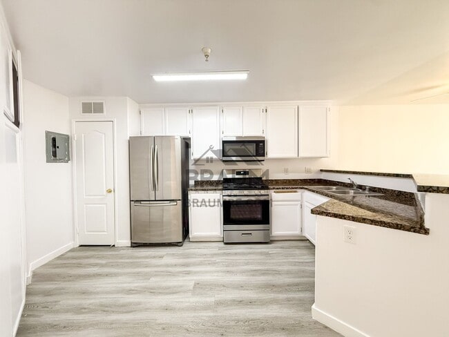 7323 Winnetka Ave in Los Angeles, CA - Building Photo - Building Photo