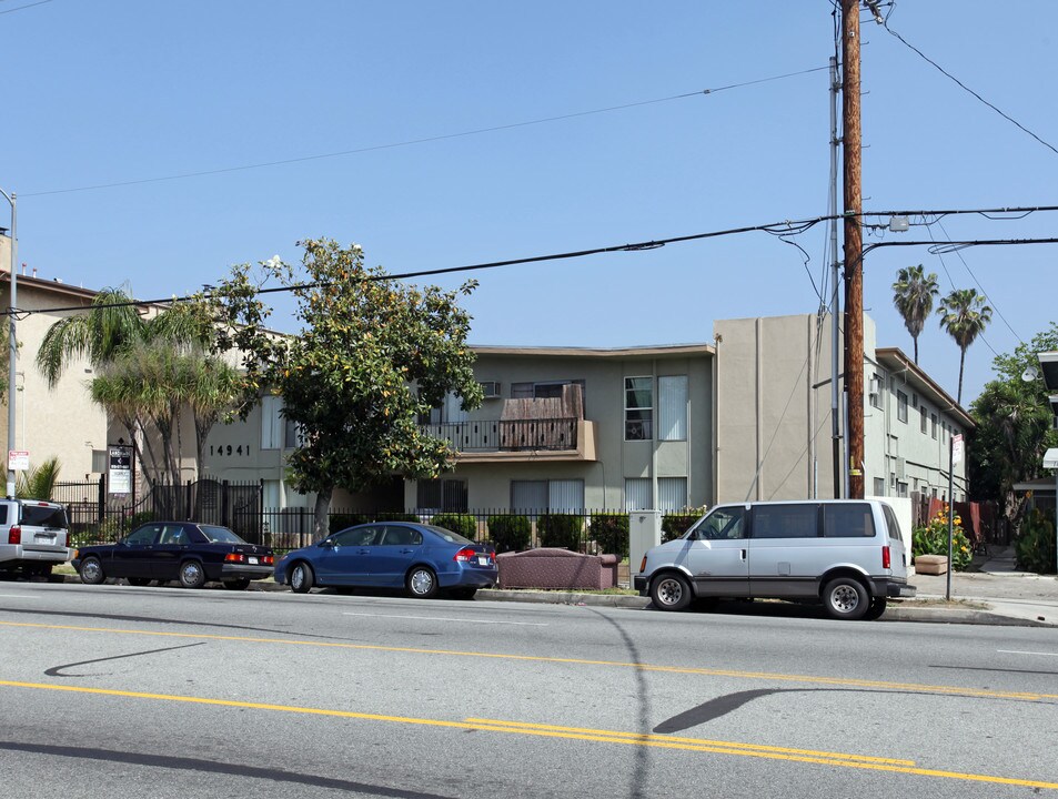 14941 Burbank Blvd in Sherman Oaks, CA - Building Photo