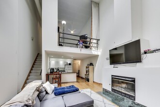 1100 W Cornelia Ave in Chicago, IL - Building Photo - Building Photo