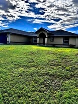 738 Andover Ave S in Lehigh Acres, FL - Building Photo