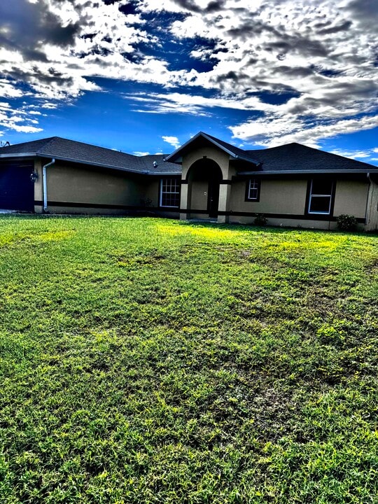 738 Andover Ave S in Lehigh Acres, FL - Building Photo