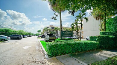 995 SW 84th Ave in Miami, FL - Building Photo - Building Photo