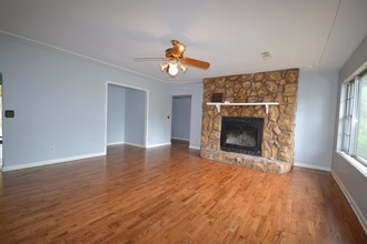 2323 W Ora Dr in Fayetteville, AR - Foto de edificio - Building Photo