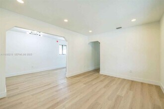 9055 NW 33rd Avenue Rd in Miami, FL - Building Photo - Building Photo